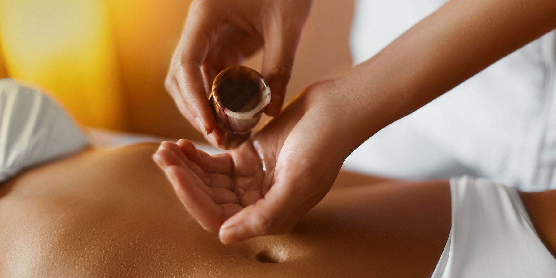 Aromamassage mit duftenden Massageöl im Spa des Hotels
