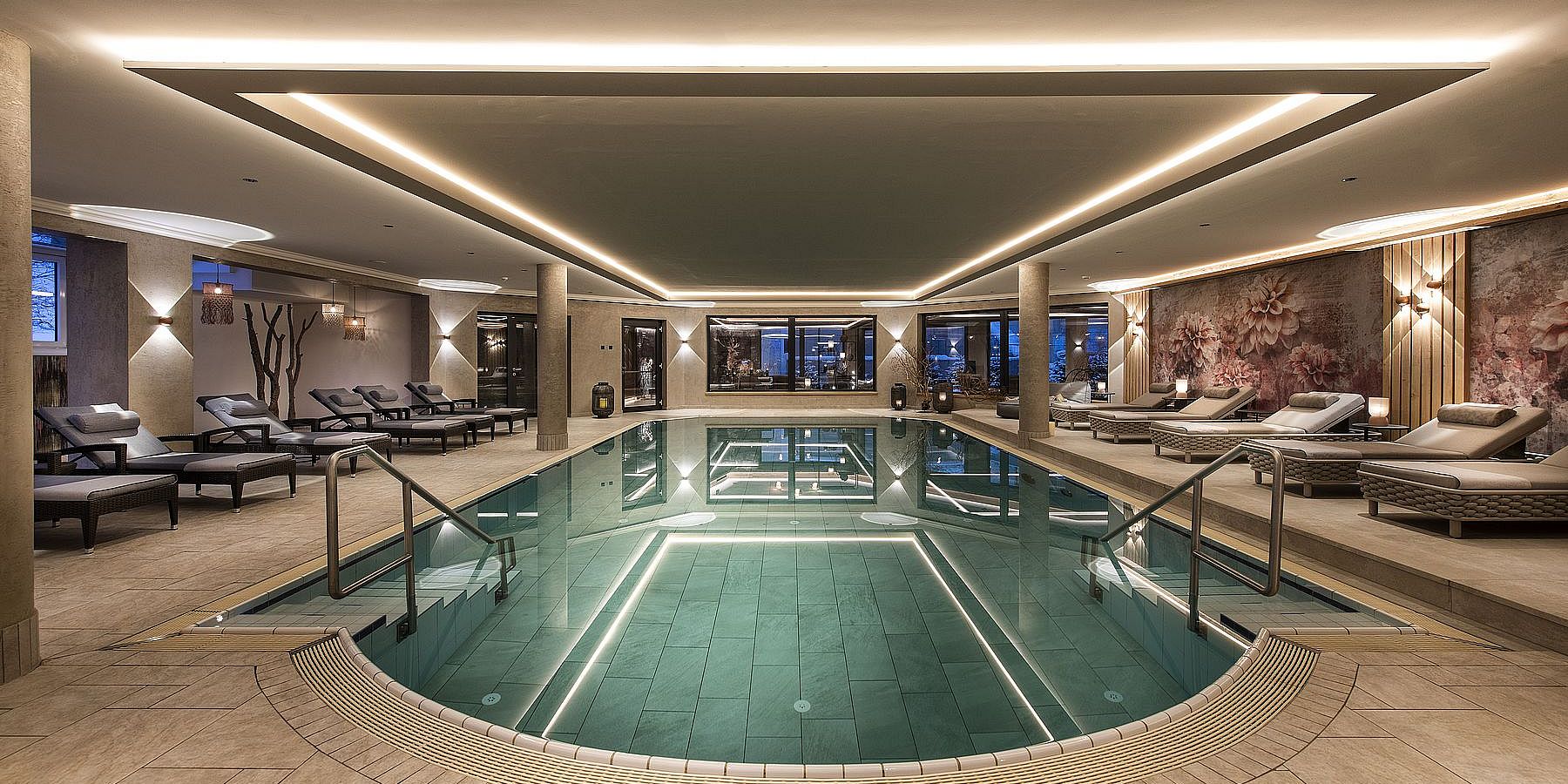 Indoor Pool unseres 4 Sterne Wellnesshotels im Zillertal mit Blick auf die Tiroler Berger