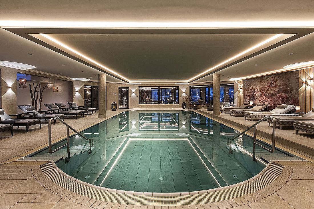Indoor Pool unseres 4 Sterne Wellnesshotels im Zillertal mit Blick auf die Tiroler Berger