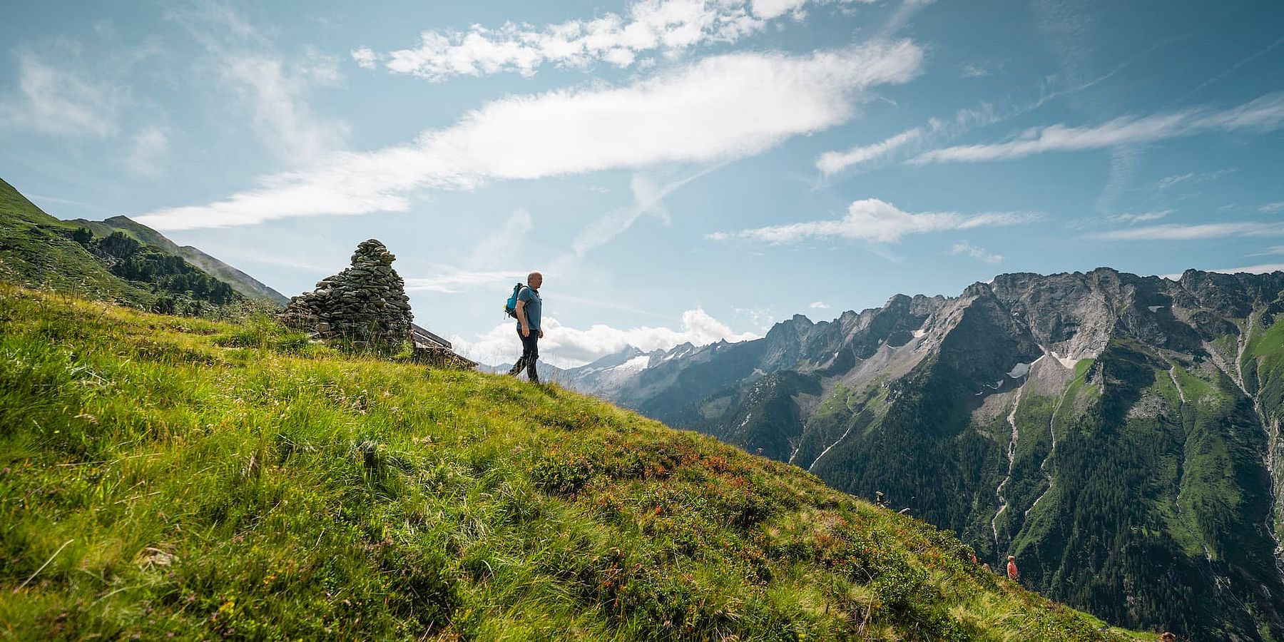 Ein Wanderer genießt die herrliche Natur des Tiroler Zillertals während seines Sommerurlaubs