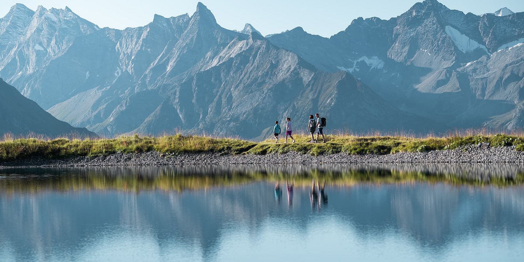 Familie beim Wandern an einem Bergsee im Zillertal