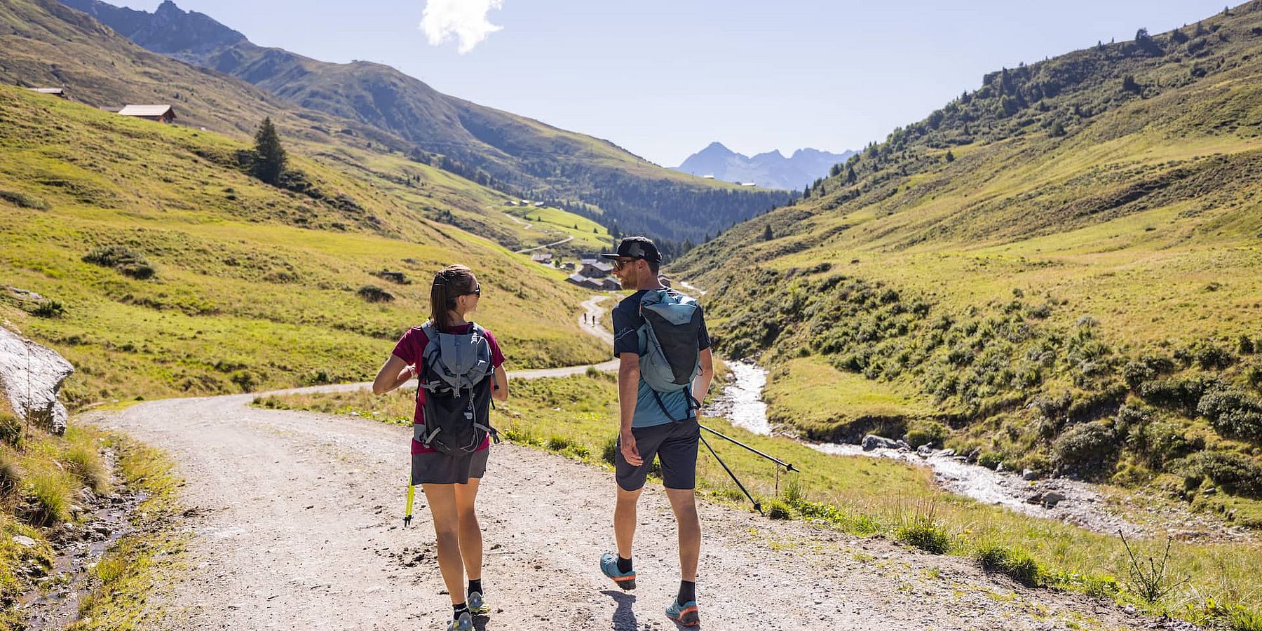 Ein Paar beim Wandern im wunderschönen Tuxer Tal