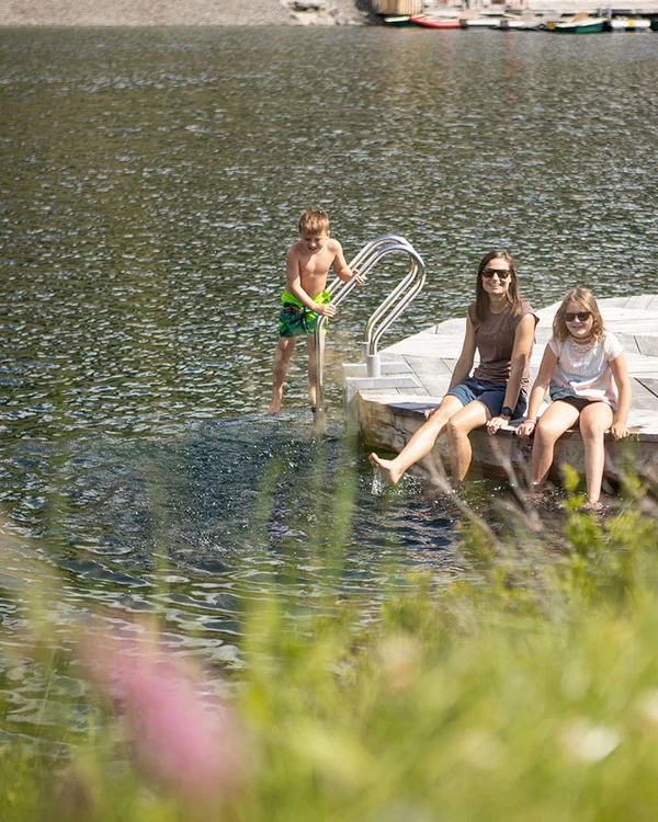 Lakes & outdoor pools