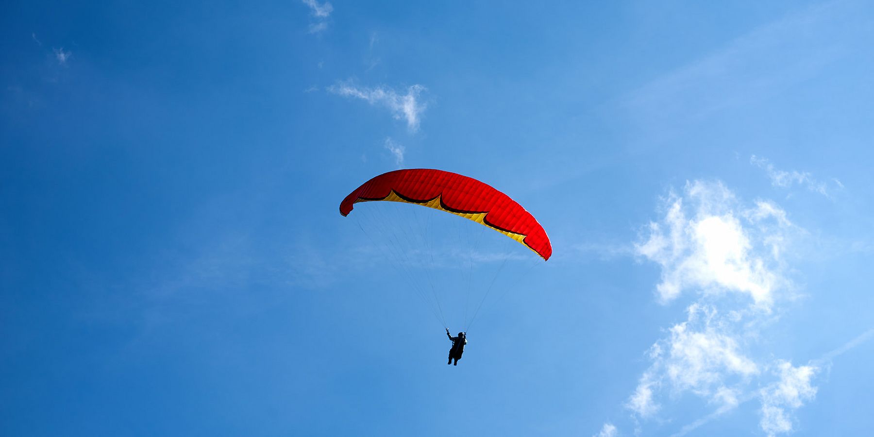 Ein Paragleiter während seines Sommerurlaubs im Ort Tux in Tirol