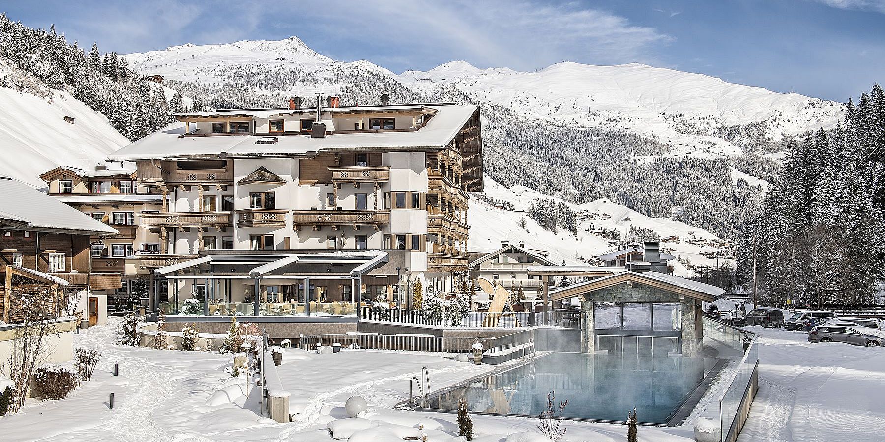 Hotel das Alois im Zillertal mit Zimmer & Suiten inkl. eigenen Outdoor Infinity Pool im Winter