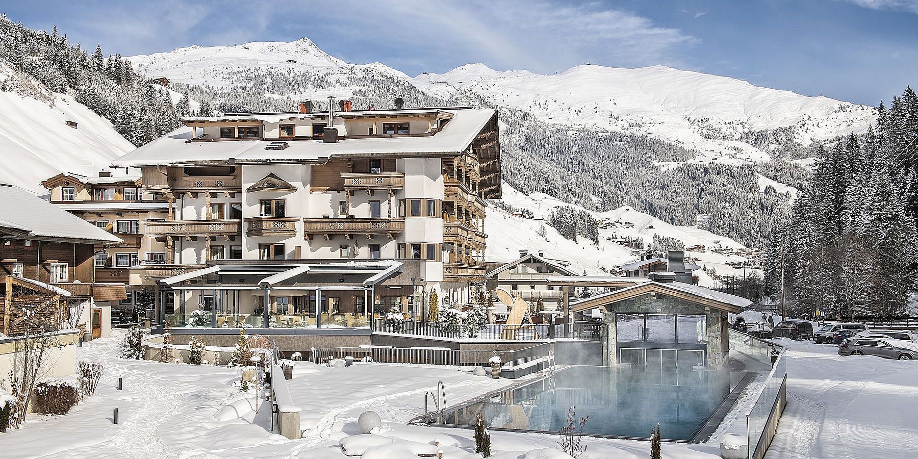 Hotel das Alois im Zillertal mit Zimmer & Suiten inkl. eigenen Outdoor Infinity Pool im Winter