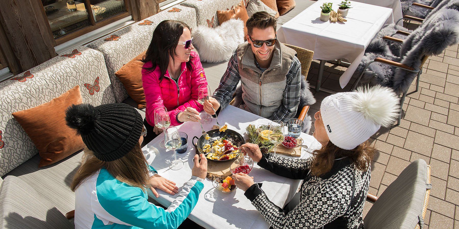 Gruppe von Frauen beim Sonnentanken auf der Terrasse des Hotels