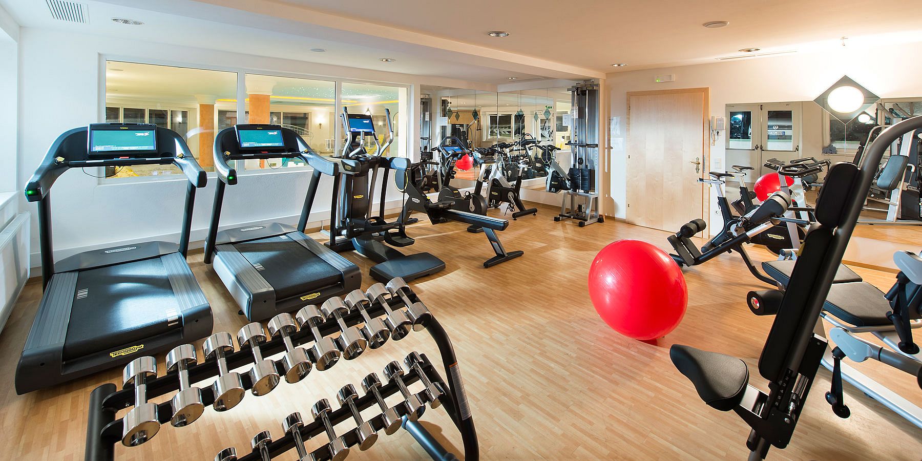 Fitnessraum des Hotels mit Geräten für Cardio-, Kraft- und Ausdauertraining