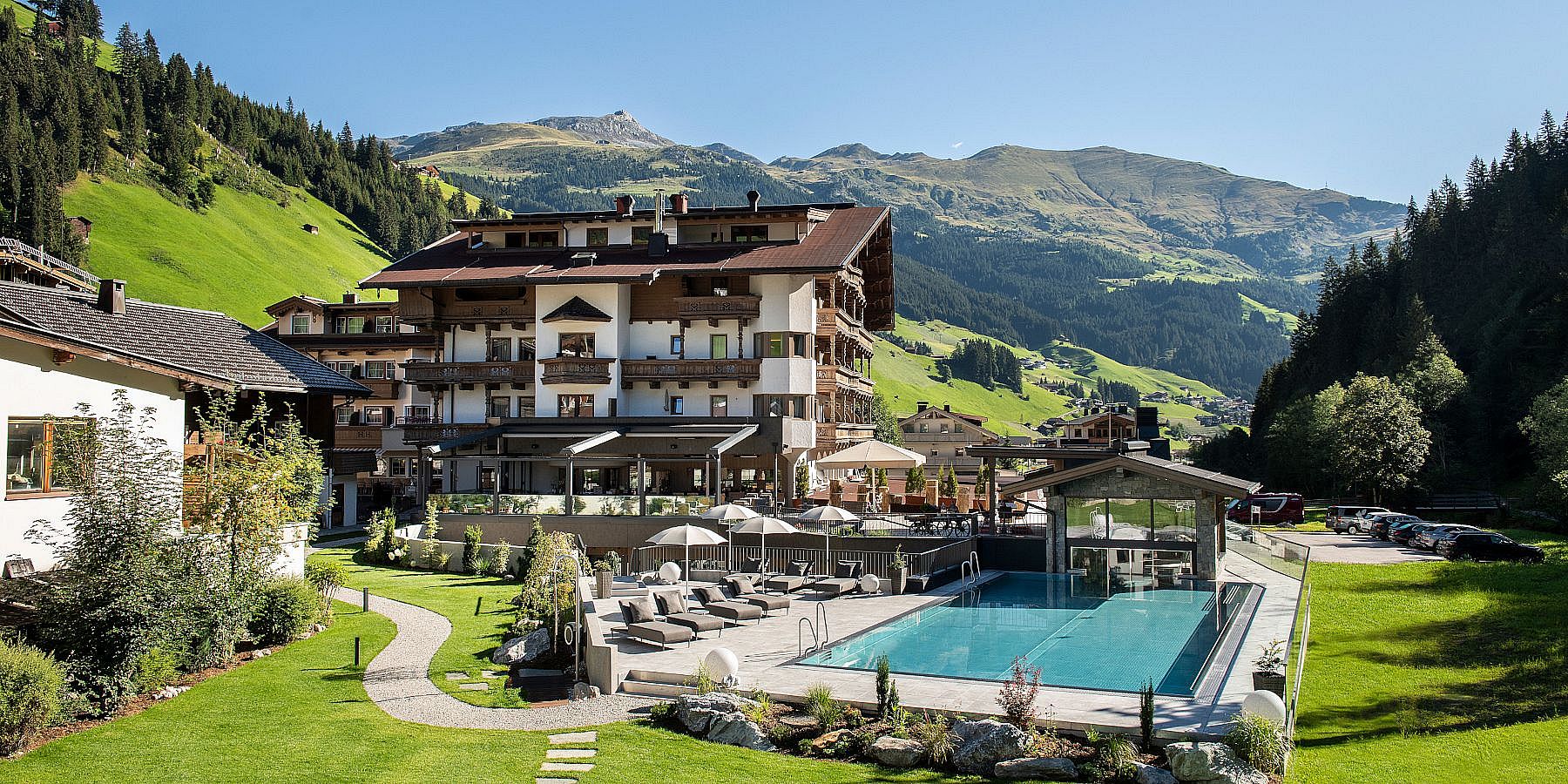 Hotel mit Outdoor Pool im Sommer im Zillertal in den Bergen Tirols