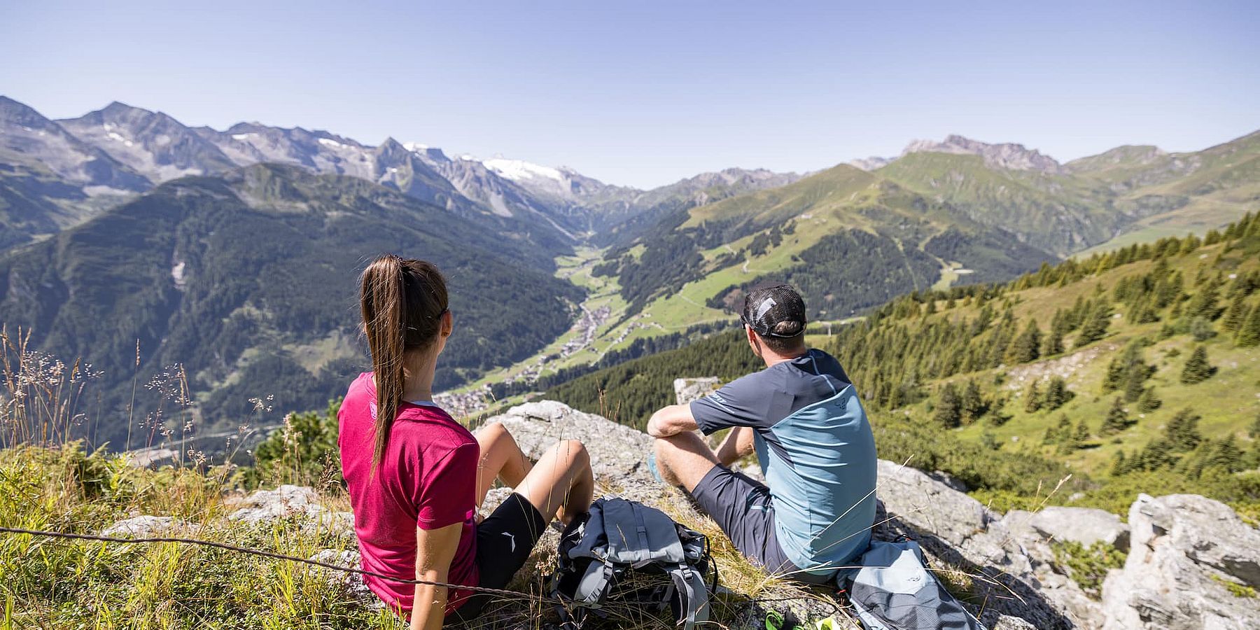 Pärchen blickt bei ihrer Pause während des Wanderns auf das herrliche Tuxer Tal