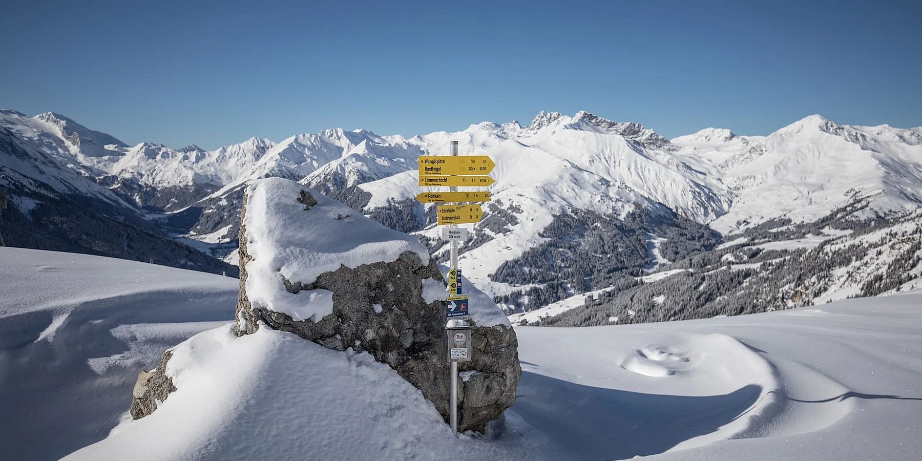 Wegweiser fürs Winterwandern durch die verschneite Landschaft des Zillertals