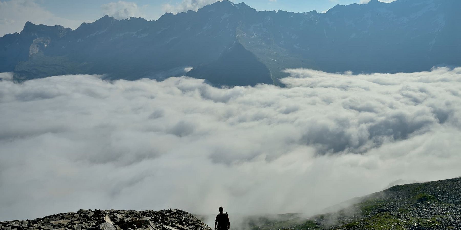 Ein Wanderer am Berliner Höhenweg im Zillertal über den Wolken