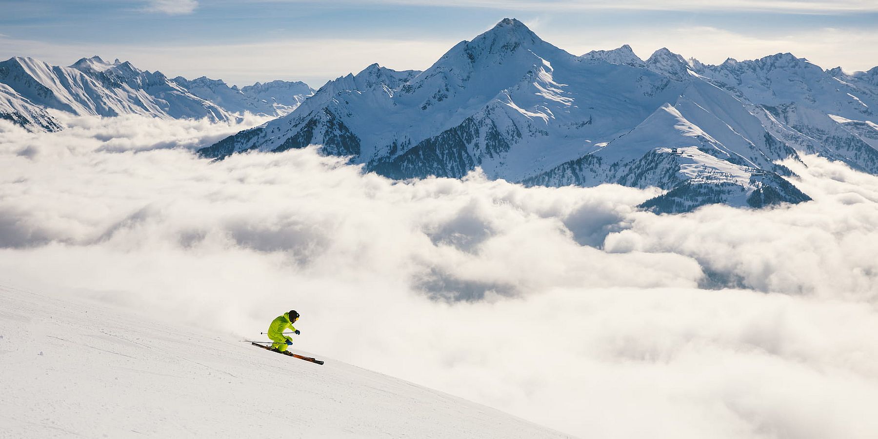 Ein Mann beim Skifahren während seines Winterurlaubs im Tiroler Zillertal