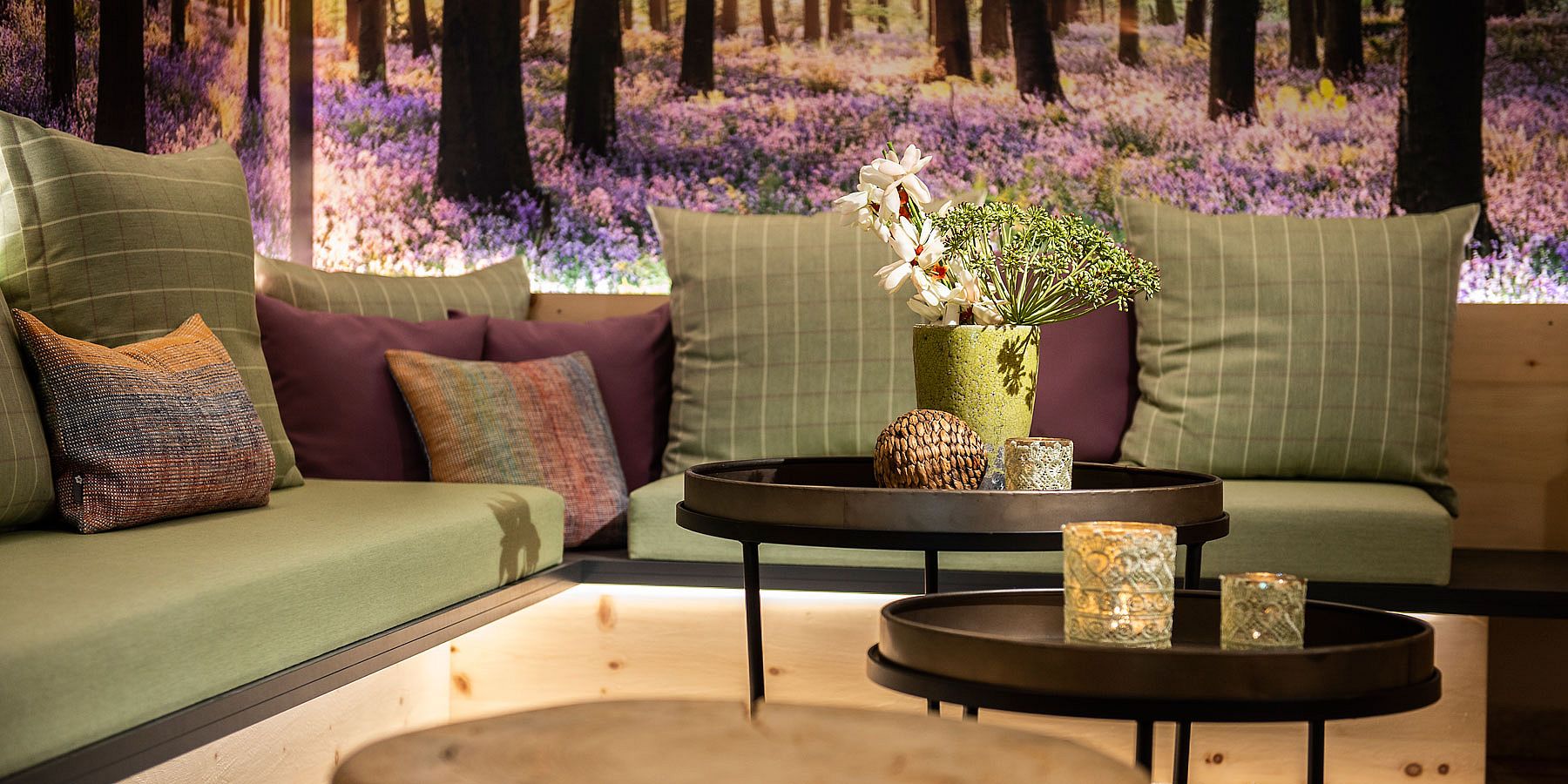 Lobby mit gemütlicher Sitzecke im Wellnesshotel das Alois im Zillertal in den Tiroler Bergen