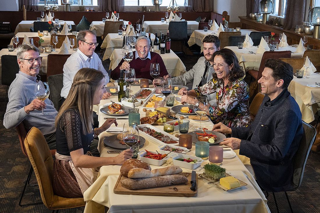 Gemütliche Runde im Restaurant des Hotel das Alois im Zillertal