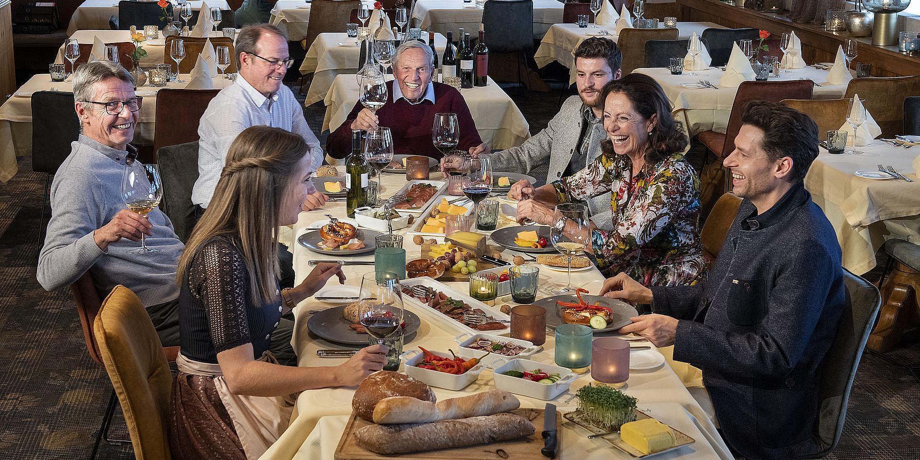 Gemütliche Runde im Restaurant des Hotel das Alois im Zillertal
