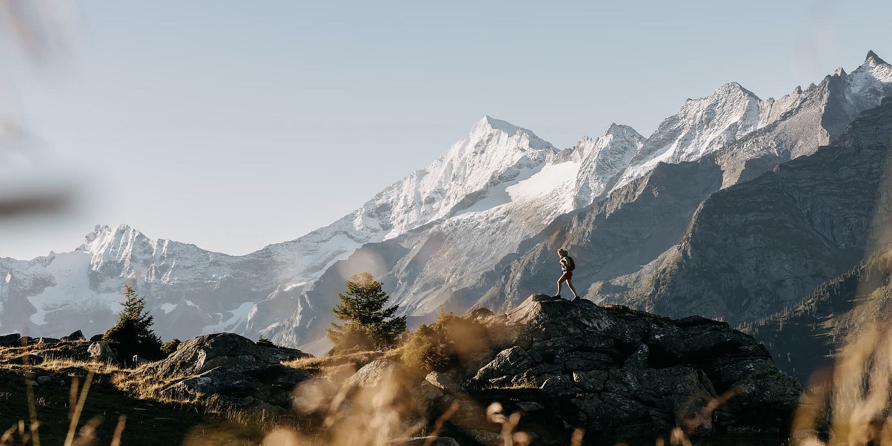 Frau beim Wandern mit den Zillertaler Alpen im Hintergrund